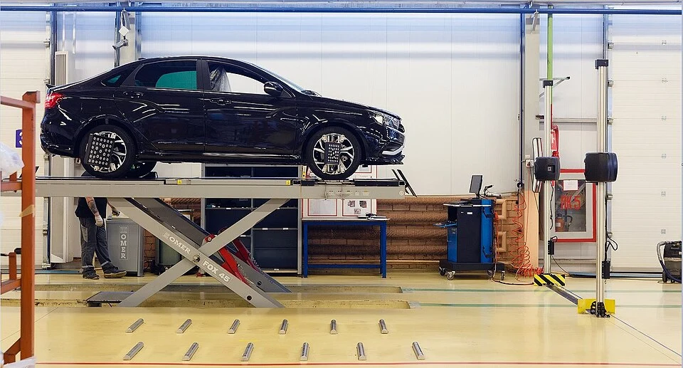 Carro fazendo alinhamento e balanceamento 3D